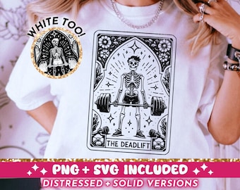 Może przedstawiać: Biały T-shirt z czarno-białym rysunkiem szkieletu podnoszącego sztangę. Ilustracja znajduje się w ramce przypominającej kartę z tekstem "The Deadlift" na dole. Tekst "White Too!" znajduje się w kółku nad ilustracją.