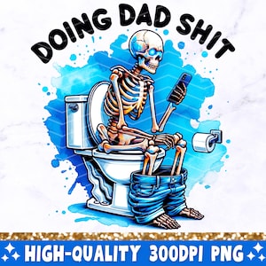 Könnte beinhalten: Ein Skelett sitzt auf einer Toilette mit einem blauen Aquarellhintergrund. Das Skelett hält ein Telefon und trägt eine blaue Jeans. Der Text "Doing Dad Shit" ist in schwarzen Buchstaben um das Skelett herum geschrieben.