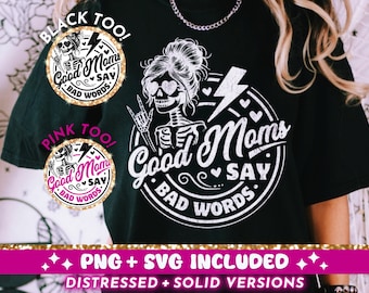 Op de afbeelding: Een zwart T-shirt met een wit grafisch ontwerp met een schedel met een kroon en de tekst "Good Moms Say Bad Words". De grafiek is verweerd en heeft een bliksemontwerp. De tekst "Black Too!" en "Pink Too!" staan in cirkels boven de grafiek. De tekst "PNG + SVG Included" en "Distressed + Solid Versions" staan onderaan de afbeelding.