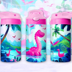 Op de afbeelding: Drie roze waterflessen met een dinosaurus- en tropisch eilandontwerp. De flessen hebben een rietjedeksel en een draaggreep.