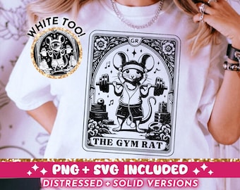 Puede incluir: Una camiseta blanca con una ilustración en blanco y negro de una rata levantando pesas. La ilustración está en un marco tipo tarjeta con el texto "The Gym Rat" y "GR" en la parte superior. El texto "White Too!" está en un círculo sobre la ilustración.