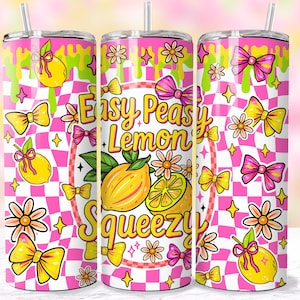 Puede incluir: Un vaso de acero inoxidable con un patrón de cuadros rosas y blancos, con lazos amarillos, limones y flores. El vaso tiene el texto "Easy Peasy Lemon Squeezy" en una fuente lúdica, con un diseño de goteo verde en la parte superior.