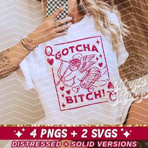以下が含まれることがあります： 白いTシャツ。赤色の風合いのあるグラフィックで、弓矢を持ったキューピッド、ハート、そして「Q GOTCHA BITCH！」の文字が描かれています。デザインは長方形で囲まれています。画像には「4 PNGS + 2 SVGS」と「DISTRESSED + SOLID VERSIONS」の文字も含まれています。