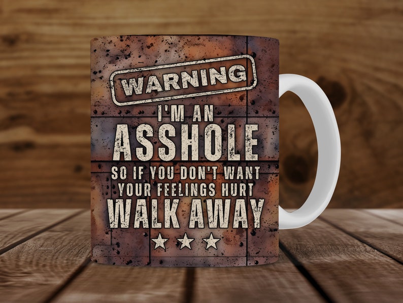 K&ouml;nnte beinhalten: Wei&szlig;e Keramiktasse mit braunem, ziegelartigem Design. Die Tasse hat eine schwarz-wei&szlig;e Grafik mit der Aufschrift "Warning I'm an Asshole So if you don't want your feelings hurt Walk Away".