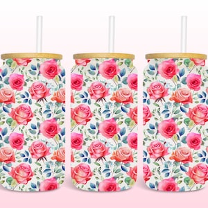 Può includere: Tre bicchieri in acciaio inossidabile con un motivo floreale. Ogni bicchiere ha un coperchio in legno e una cannuccia di plastica trasparente. Il motivo floreale presenta rose rosa e foglie verdi su uno sfondo bianco.