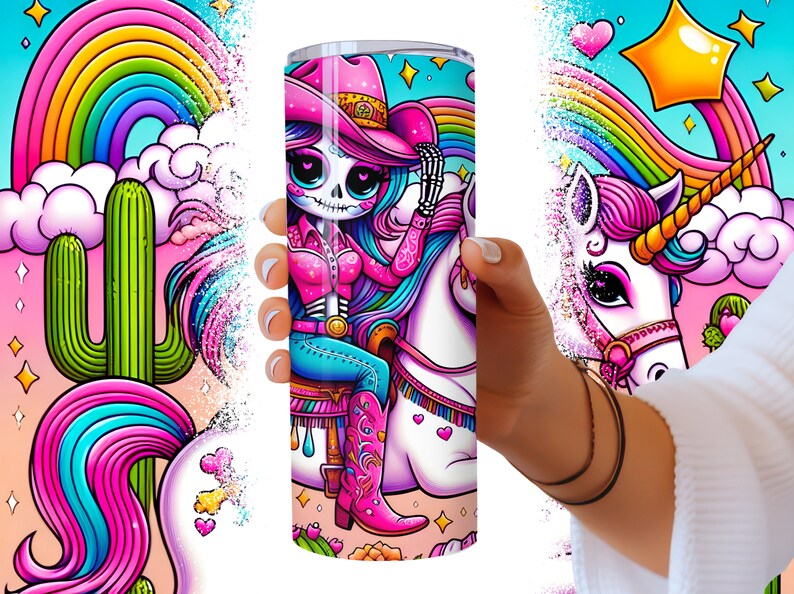 Puede incluir: Un vaso de acero inoxidable con un dise&ntilde;o colorido que presenta un esqueleto con un sombrero de vaquero montando un unicornio. El fondo es un cielo rosa y azul con un arco&iacute;ris y nubes.