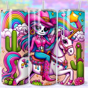Puede incluir: Un unicornio rosa y azul con un arco&iacute;ris y un cactus de fondo. Un esqueleto con un sombrero de vaquero rosa y una camisa rosa y azul est&aacute; montando el unicornio.