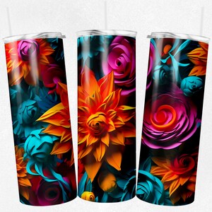 Pu&ograve; includere: Tre bicchieri in acciaio inossidabile con un design floreale. I bicchieri presentano uno sfondo scuro con fiori di carta di colore arancione, rosa e blu brillanti.