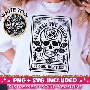 Puede incluir: Camiseta blanca con un gráfico en blanco y negro de una carta del tarot. La carta dice "Le pregunté al tarot" y "Dijo que era hora de la siesta".