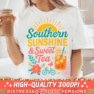 Puede incluir: Camiseta blanca con el texto "Southern Sunshine & Sweet Tea" en turquesa, amarillo y rojo. El diseño incluye un sol, un vaso de té helado, flores y una bicicleta. Una persona sostiene un tarro de cristal con una pajita.