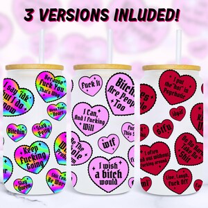 Puede incluir: Tres vasos de vidrio con tapas de bamb&uacute; y pajitas, cada uno decorado con gr&aacute;ficos en forma de coraz&oacute;n y varias frases en un dise&ntilde;o l&uacute;dico y colorido. El texto incluye frases como "Keep Fucking Going" y "I wish a bitch would."