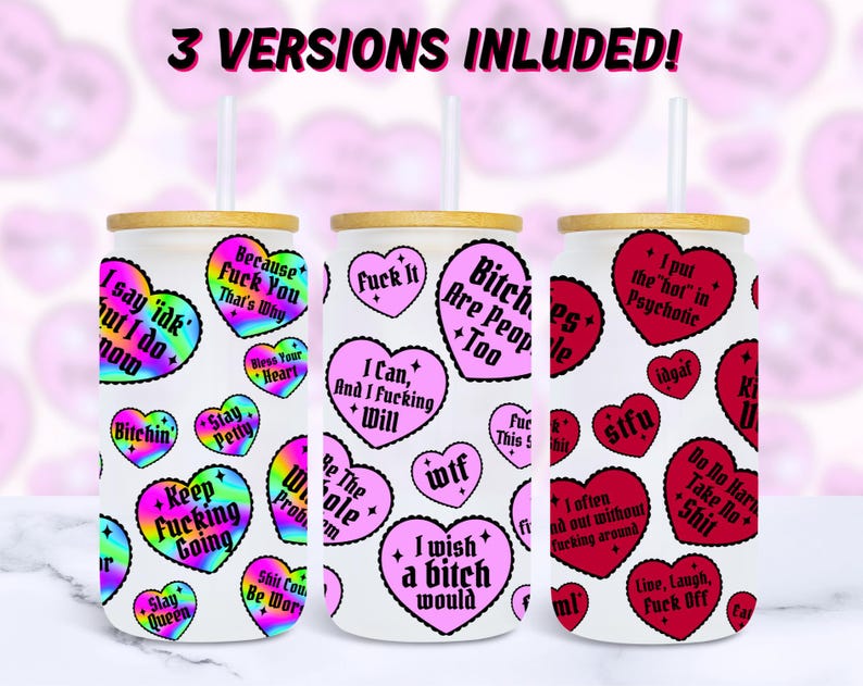 Puede incluir: Tres vasos de vidrio con tapas de bamb&uacute; y pajitas, cada uno decorado con gr&aacute;ficos en forma de coraz&oacute;n y varias frases en un dise&ntilde;o l&uacute;dico y colorido. El texto incluye frases como "Keep Fucking Going" y "I wish a bitch would."