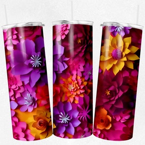 Pu&ograve; includere: Tre bicchieri in acciaio inossidabile con un design floreale. I bicchieri sono ricoperti da un motivo di fiori di carta rosa, viola, giallo e arancio.