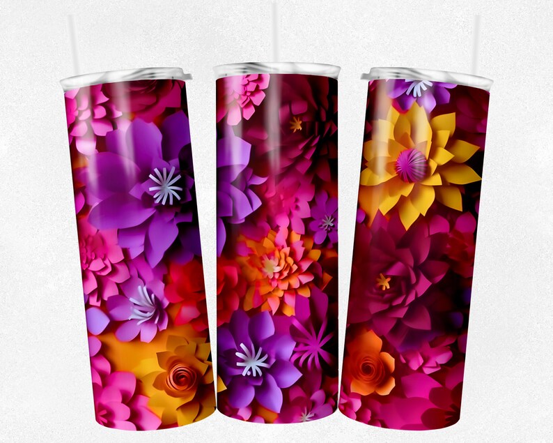 Pu&ograve; includere: Tre bicchieri in acciaio inossidabile con un design floreale. I bicchieri sono ricoperti da un motivo di fiori di carta rosa, viola, giallo e arancio.