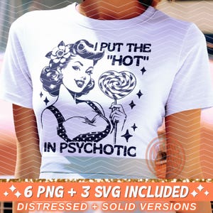 Pode incluir: Camiseta branca com um gráfico retrô de uma mulher segurando um pirulito em forma de coração. O texto na camiseta diz "I PUT THE 'HOT' IN PSYCHOTIC". Inclui 6 arquivos PNG e 3 SVG, versões desgastadas e sólidas.
