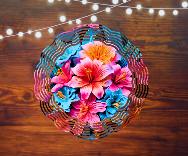 Pu&ograve; includere: Un mulino a vento in metallo colorato con un design circolare che presenta un bouquet di fiori rosa, blu e arancioni. Il mulino a vento ha un motivo ondulato a strati.