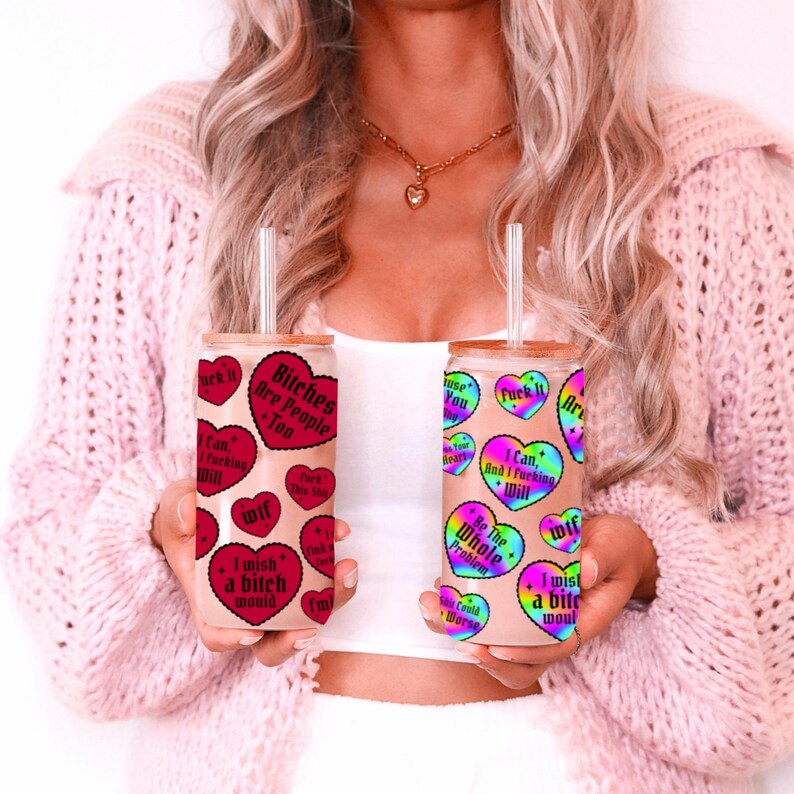 Puede incluir: Dos vasos de vidrio con tapas de bamb&uacute; y pajitas transparentes. Cada vaso est&aacute; decorado con pegatinas en forma de coraz&oacute;n de varios colores, con frases como "Bitches Are People Too" y "I wish a bitch would."