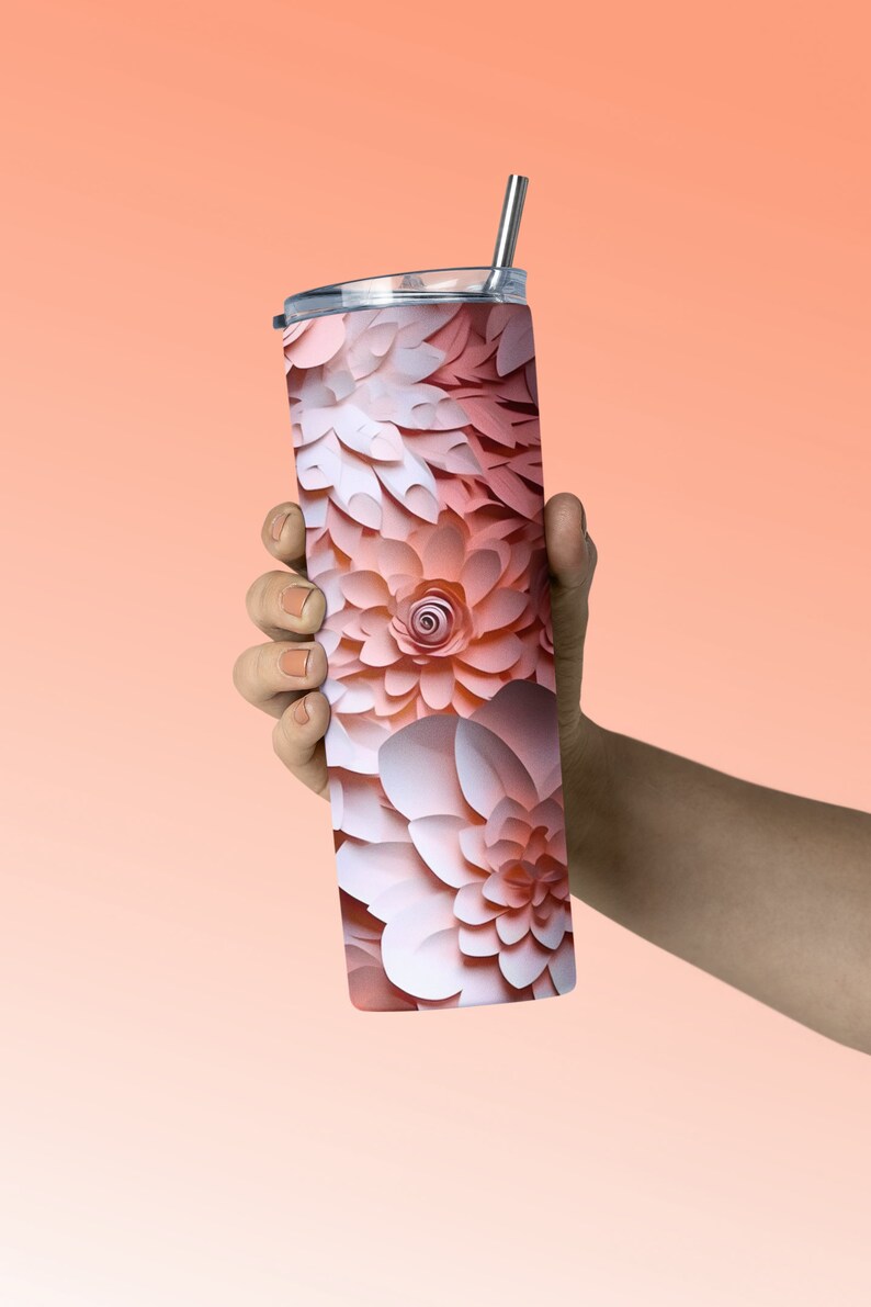 Pu&ograve; includere: Un bicchiere termico in acciaio inossidabile con un design floreale rosa e bianco. Il bicchiere ha un coperchio e una cannuccia.