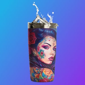 Pu&ograve; includere: Un bicchiere in acciaio inossidabile con un'illustrazione colorata di una donna con fiori sul viso e sul corpo. Il bicchiere &egrave; pieno d'acqua e ha uno schizzo d'acqua che esce dalla parte superiore.