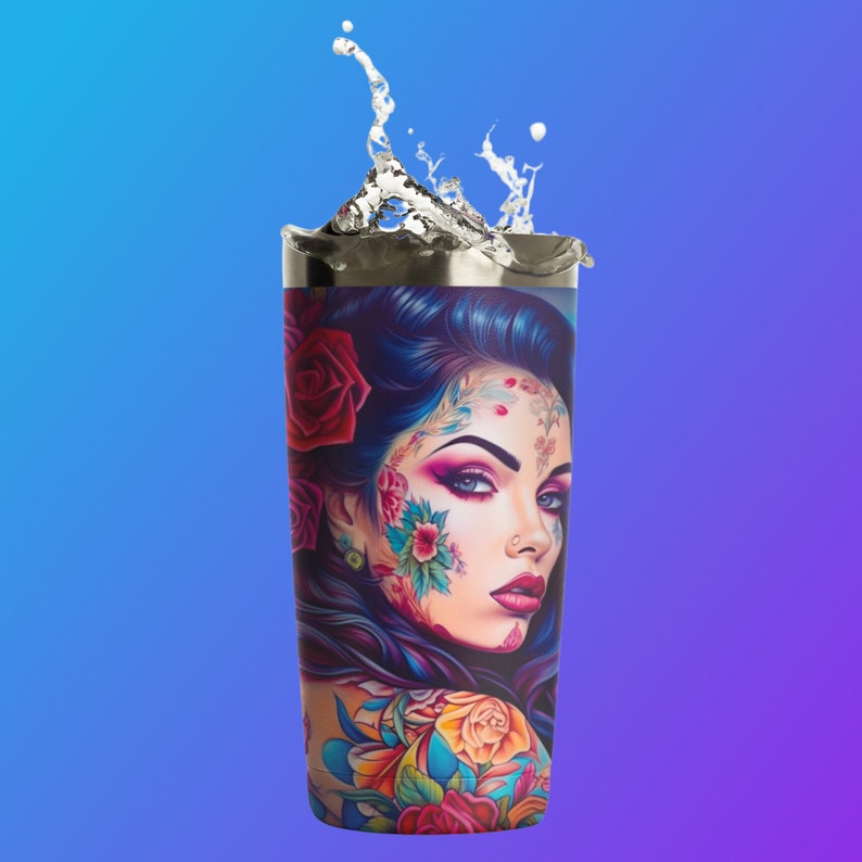 Pu&ograve; includere: Un bicchiere in acciaio inossidabile con un'illustrazione colorata di una donna con fiori sul viso e sul corpo. Il bicchiere &egrave; pieno d'acqua e ha uno schizzo d'acqua che esce dalla parte superiore.