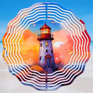Peut inclure: Un mobile éolien décoratif à plusieurs couches représentant un phare. Le phare est blanc avec un toit rouge, sur fond de coucher de soleil avec des mouettes. Le cadre extérieur a un motif ondulé et rayé en blanc, rouge et bleu.