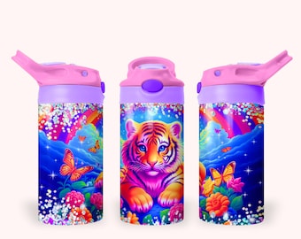 Op de afbeelding: Een roze en paarse waterfles met een tijger-, regenboog- en vlinderontwerp. De fles heeft een klepdeksel met een rietje.