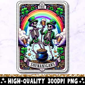 Peut inclure: Une carte de tarot avec un fond arc-en-ciel et deux squelettes tenant des chopes de bière. La carte est intitulée "The Shenanigans" et a un pot d'or au bas.
