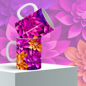 K&ouml;nnte beinhalten: Zwei wei&szlig;e Keramikbecher mit Blumenmuster. Die Becher haben ein Muster aus rosa, lila und orangefarbenen Blumen. Die Becher sind &uuml;bereinander gestapelt.
