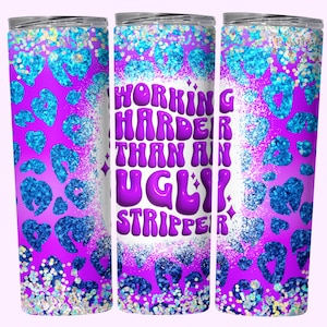 Könnte beinhalten: Drei Edelstahlbecher mit einem Glitzerdesign in Lila und Blau. Der mittlere Becher trägt den Text "WORKING HARDER THAN AN UGLY STRIPPER" in lila Buchstaben.