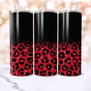 Op de afbeelding: Drie zwarte en rode roestvrijstalen bekers met een luipaardprint en rood glitterontwerp.
