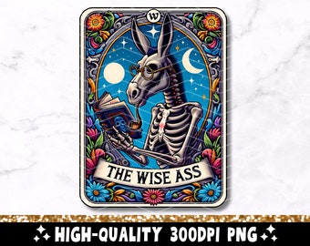 Könnte beinhalten: Eine Tarotkarte mit einem bunten, verzierten Rand. Die Karte zeigt einen skelettartigen Esel, der eine Brille trägt und ein Buch liest. Der Text auf der Karte lautet "The Wise Ass".