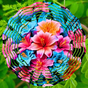 Pu&ograve; includere: Un mulinello a vento in metallo colorato con un design circolare che presenta fiori rosa, blu e gialli. I fiori sono sovrapposti e si sovrappongono, creando un effetto 3D. Lo sfondo &egrave; un motivo di foglie verdi.