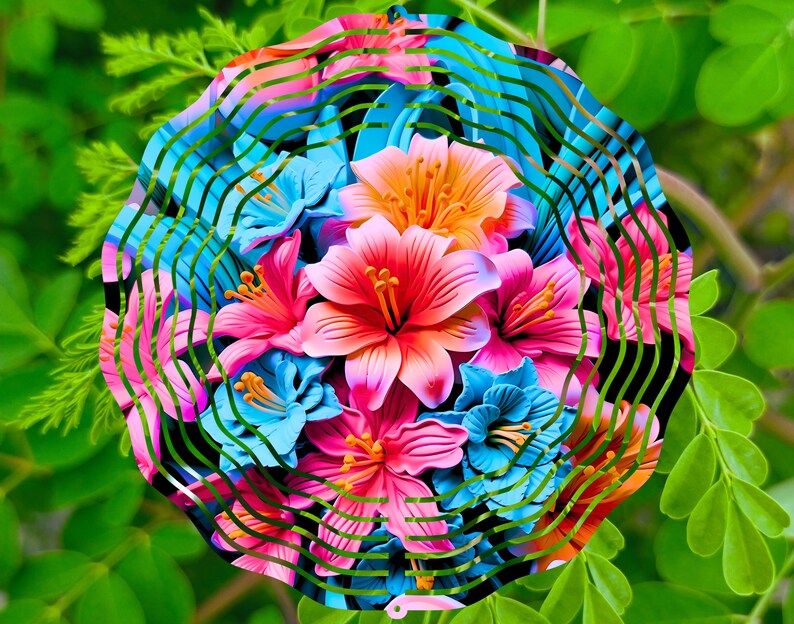 Pu&ograve; includere: Un mulinello a vento in metallo colorato con un design circolare che presenta fiori rosa, blu e gialli. I fiori sono sovrapposti e si sovrappongono, creando un effetto 3D. Lo sfondo &egrave; un motivo di foglie verdi.