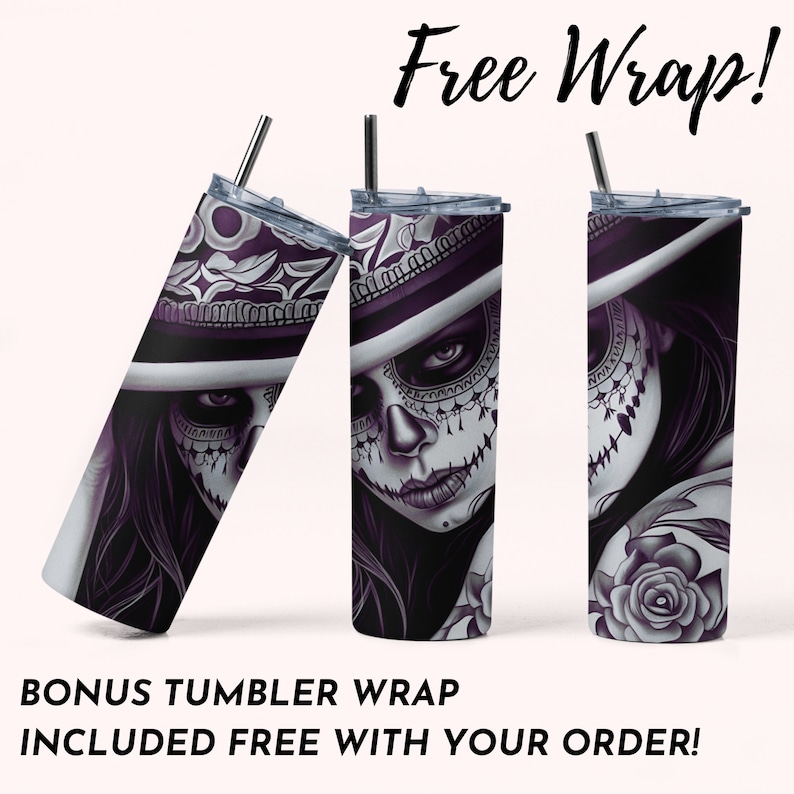 Op de afbeelding: Drie roestvrijstalen bekers met een paars en wit ontwerp van een vrouw met een suiker schedel gezicht die een hoed draagt. De tekst "Free Wrap!" staat bovenaan de afbeelding. De tekst "BONUS TUMBLER WRAP INCLUDED FREE WITH YOUR ORDER!" staat onderaan de afbeelding.