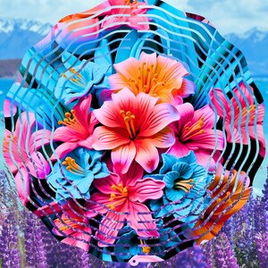 Pu&ograve; includere: Un bouquet colorato di fiori rosa, blu e arancioni su uno sfondo astratto vorticoso. I fiori sono disposti in cerchio e sembrano fluttuare nell'aria.
