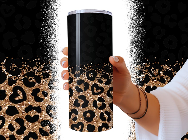 Op de afbeelding: Een zwarte en gouden glitterbeker met een luipaardprint. De beker is gemaakt van roestvrij staal en heeft een dubbelwandige constructie om dranken urenlang koud of warm te houden.