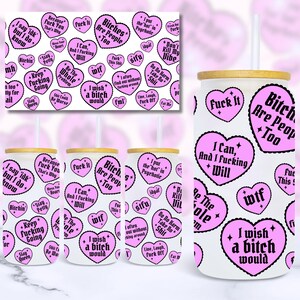 Puede incluir: Vaso de vidrio blanco con tapa de bamb&uacute; y un patr&oacute;n de corazones rosas. Los corazones presentan frases como "I wish a bitch would" y "Bitches are People Too" en texto negro. Un patr&oacute;n a juego es visible en el fondo.