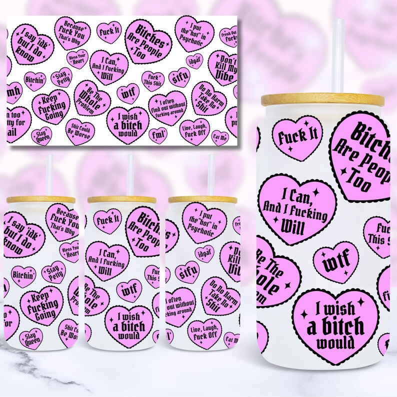 Puede incluir: Vaso de vidrio blanco con tapa de bamb&uacute; y un patr&oacute;n de corazones rosas. Los corazones presentan frases como "I wish a bitch would" y "Bitches are People Too" en texto negro. Un patr&oacute;n a juego es visible en el fondo.