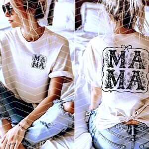 Puede incluir: Camiseta blanca con un dise&ntilde;o floral negro que dice "MAMA" en la espalda y un dise&ntilde;o negro m&aacute;s peque&ntilde;o que dice "MAMA" en el frente.
