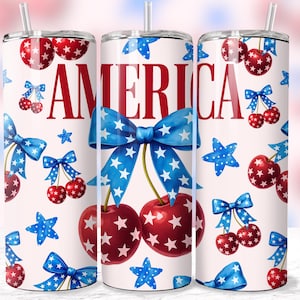 Puede incluir: Tres vasos de acero inoxidable con fondo blanco y un diseño patriótico rojo, blanco y azul. Los vasos presentan cerezas, estrellas y lazos. La palabra "AMERICA" está impresa en rojo en los vasos.
