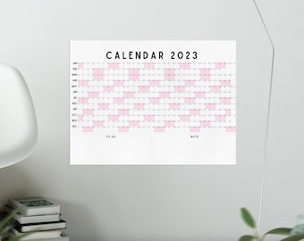 Puede incluir: Un calendario imprimible blanco para el año 2023. Cada mes tiene una cuadrícula de cuadrados rosas para cada día. El calendario tiene secciones para "To Do" y "Notas".