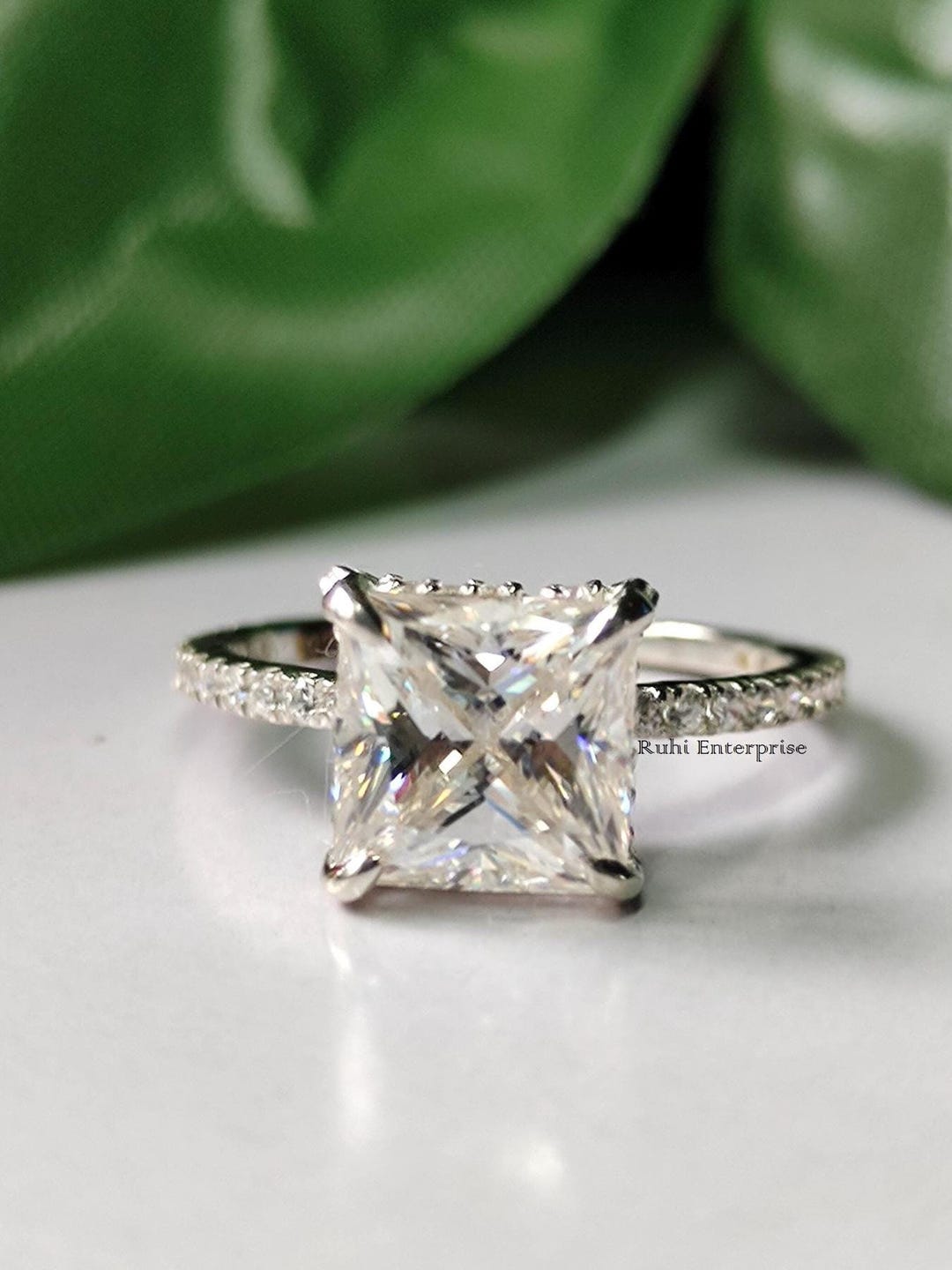 Anillo de compromiso único con moissanita de corte princesa