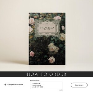 K&ouml;nnte beinhalten: Ein personalisiertes Tagebuch mit einem floralen Design mit rosa und wei&szlig;en Rosen. Der Umschlag hat einen dekorativen Rahmen mit dem Text "FRANCESCA EST 1999".