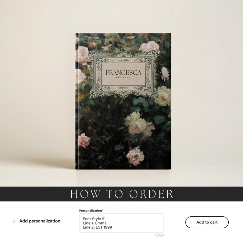 K&ouml;nnte beinhalten: Ein personalisiertes Tagebuch mit einem floralen Design mit rosa und wei&szlig;en Rosen. Der Umschlag hat einen dekorativen Rahmen mit dem Text "FRANCESCA EST 1999".