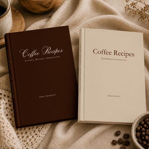 Könnte beinhalten: Zwei Hardcover-Bücher mit dem Titel Coffee Recipes. Das dunkelbraune Buch trägt den Text Coffee Recipes, Lattes, Mochas, Americanos und Emily Thompson. Das cremefarbene Buch trägt den Text Coffee Recipes, Homemade Favorites und Sarah Smith.