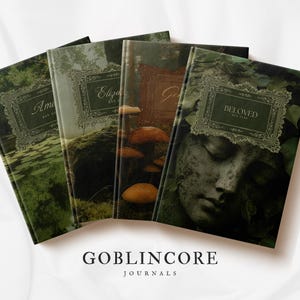 Puede incluir: Conjunto de cinco diarios verdes y marrones con marcos dorados decorativos y títulos. Los títulos son "Amelia", "Eliza", "Gwen" y "Beloved". Los diarios tienen una estética goblincore.