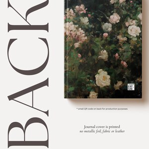 K&ouml;nnte beinhalten: Ein Journal-Umschlag mit einem floralen Design mit wei&szlig;en und rosa Rosen auf einem dunkelgr&uuml;nen Hintergrund. Der Text "Journal cover is printed no metallic foil, fabric or leather" ist unten auf dem Umschlag gedruckt.