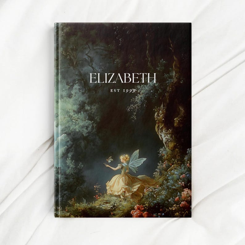Puede incluir: Una portada de libro con una escena de bosque oscuro con un hada con alas azules y un vestido amarillo. El texto "ELIZABETH EST 1992" est&aacute; impreso en la portada.