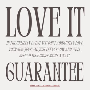 Peut inclure: Graphique textuelle avec les mots "LOVE IT" en grandes lettres marron fonc&eacute;. En dessous, un texte plus petit indique une garantie de remboursement pour les journaux. Le mot "GUARANTEE" est &eacute;galement en grandes lettres marron fonc&eacute;.