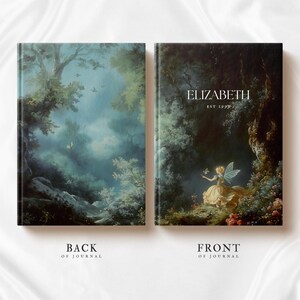 Puede incluir: Un diario con una escena de bosque verde oscuro y azul en la portada trasera y un hada en un bosque con el texto "ELIZABETH EST 1972" en la portada delantera.